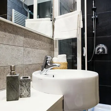 Lora Luxury House, Near The With Air Conditioners